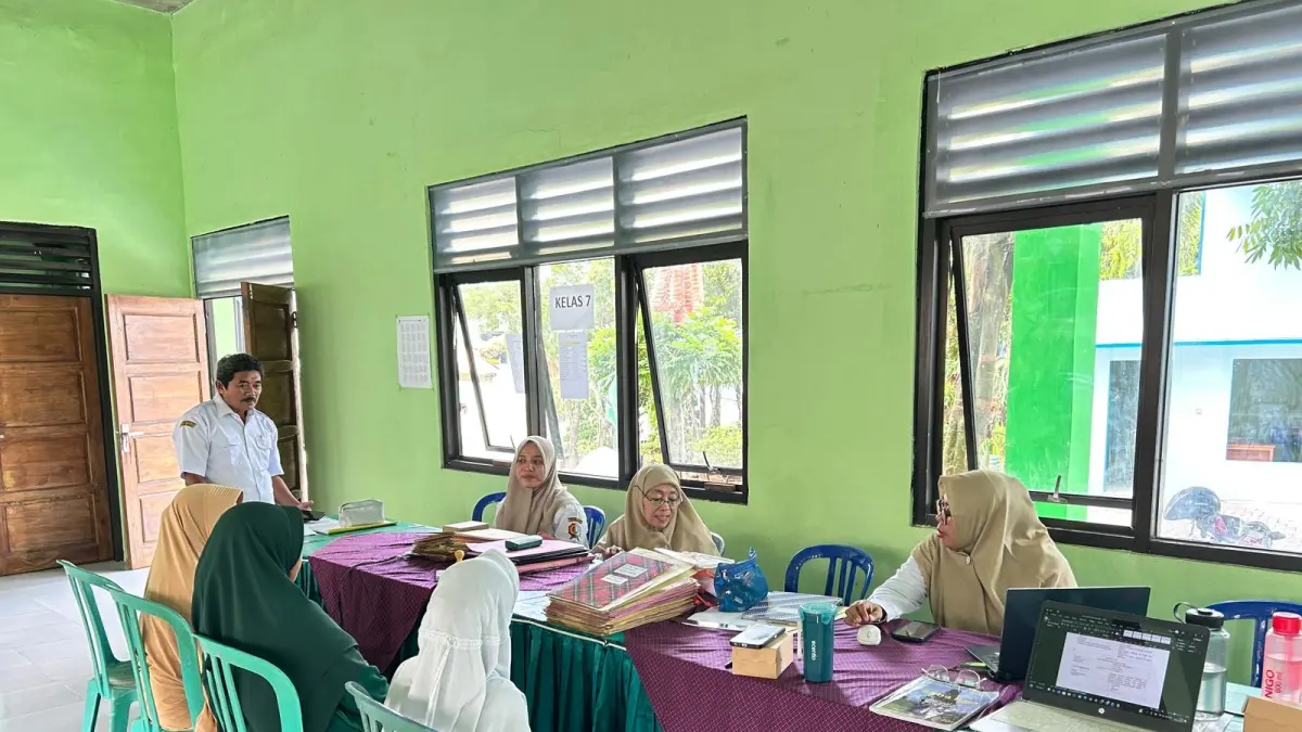 PERDANA: Hari pertama SPMB SMPN 4 Bojonegoro jalur domisili belum terpenuhi, dari Pagu 101, baru terisi 50 siswa. (M. IRVAN RAMADHON/RADAR BOJONEGORO)