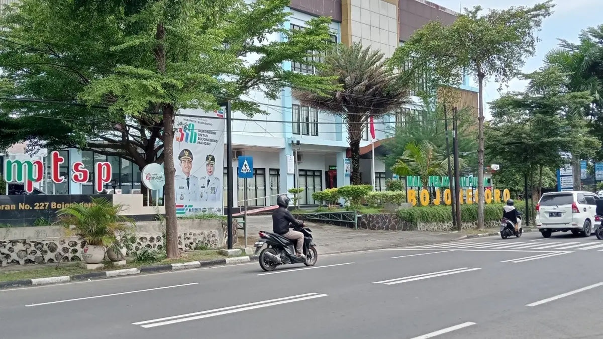 PERIZINAN: Kantor DPMPTSP Bojonegoro mencatata PMDN triwulan 2026 sekitar Rp 1,54 triliun.&nbsp;(YANA DWI KURNIYA WATI/RADAR BOJONEGORO)