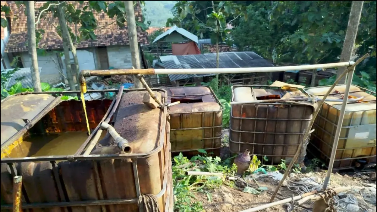 BERI RESPON: Cabdin ESDM buka suara terkait polemik penghadangan pengiriman sampel pengusaha minyak mentah di Desa Gandu ke Pertamina. (ACHMAD SYAEROYZI/RDR.BJN)