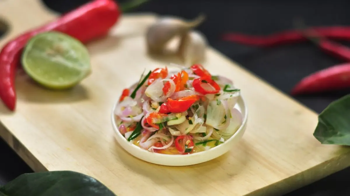 RESEP: Daftar bahan untuk membuat sambal matah khas Bali yang aromatik.