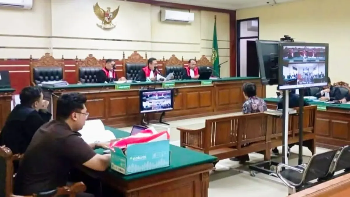 SISAKAN VONIS: Sidang putusan kasus dugaan korupsi BKKD Kecamatan Padangan 2021 dengan terdakwa Heru Sugiharto sebelumnya diagendakan di Pengadilan Tipikor Surabaya kemarin (12/5), ditunda Selasa (19/5) mendatang. (ISTIMEWA/RADAR BOJONEGORO)