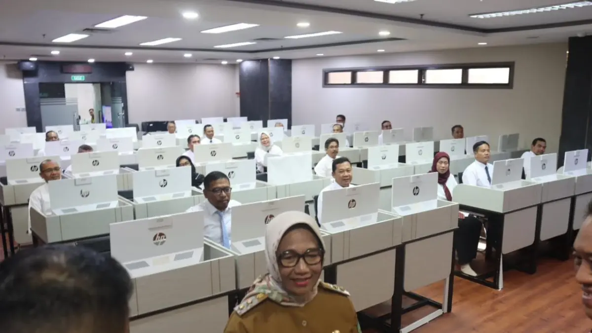 TINJAU LANGSUNG: Wabup Blora Sri Setyorini meninjau langsung pelaksanaan uji kompetensi pengisian empat jabatan eselon II di lingkungan Pemkab Blora. (ISTIMEWA/RADAR BOJONEGORO)