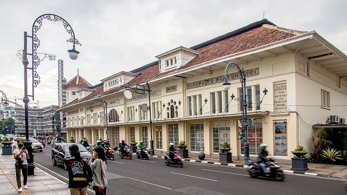 Gedung Warenhuis De Vries menjadi salah satu spot menarik untuk foto estetik untuk sosial media. (INDONESIA.TRAVEL)