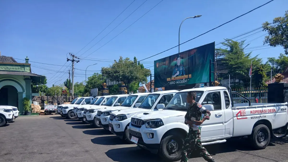 MATANGKAN PERSIAPAN: Sebanyak 17 pikap dan 42 kendaraan roda tiga didistribusikan ke sejumlah KDKMP yang bakal dilaunching beberapa hari kedepan. (ACHMAD SYAEROYZI/RDR.BJN)