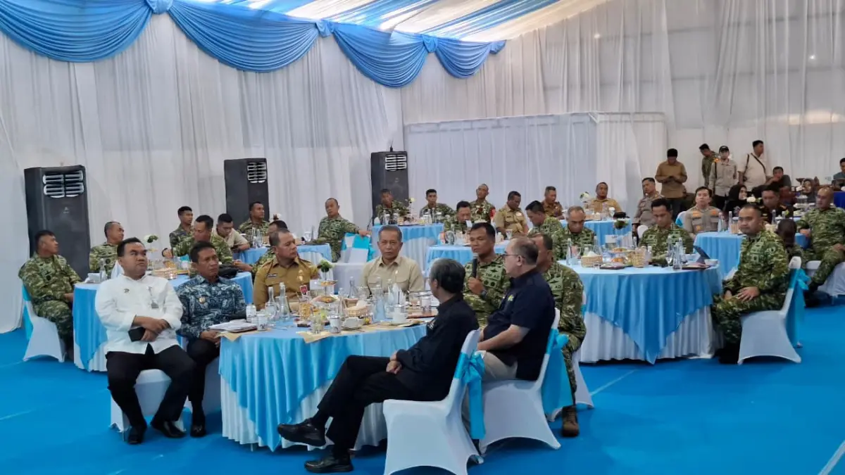 PERSIAPAN: Wakil Panglima TNI Jenderal TNI Tandyo Budi Revita mengecek persiapan peresmian KDKMP di Desa Ngampel, Kecamatan Kapas, Selasa (12/5). (YANA DWI KURNIYA WATI/RADAR BOJONEGORO)