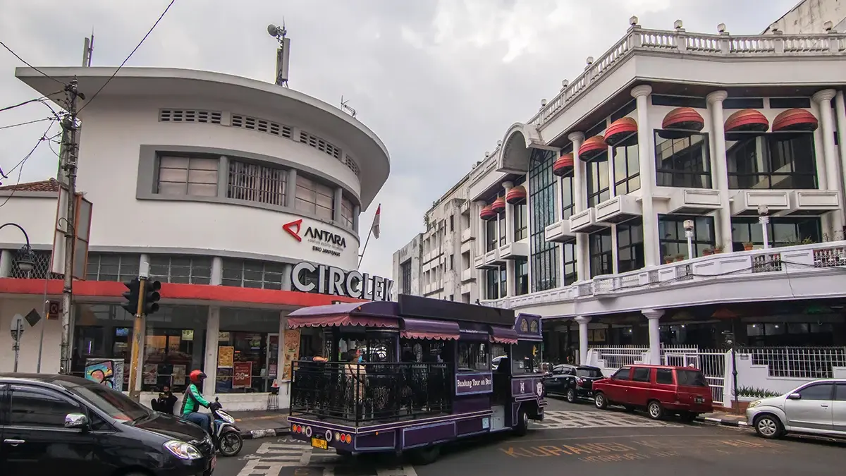 Salah satu sudut di jalan Braga, Bandung. (INDONESIA.TRAVEL)