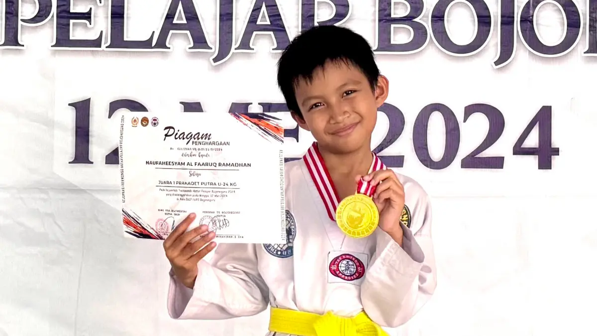 BERPRESTASI: Naufaheesyam Al-Faaruq Ramadhan berhasil mearih 2 M-Kyorugi Kejurprov Taekwondo Jawa Timur. (ISTIMEWA/RADAR BOJONEGORO)