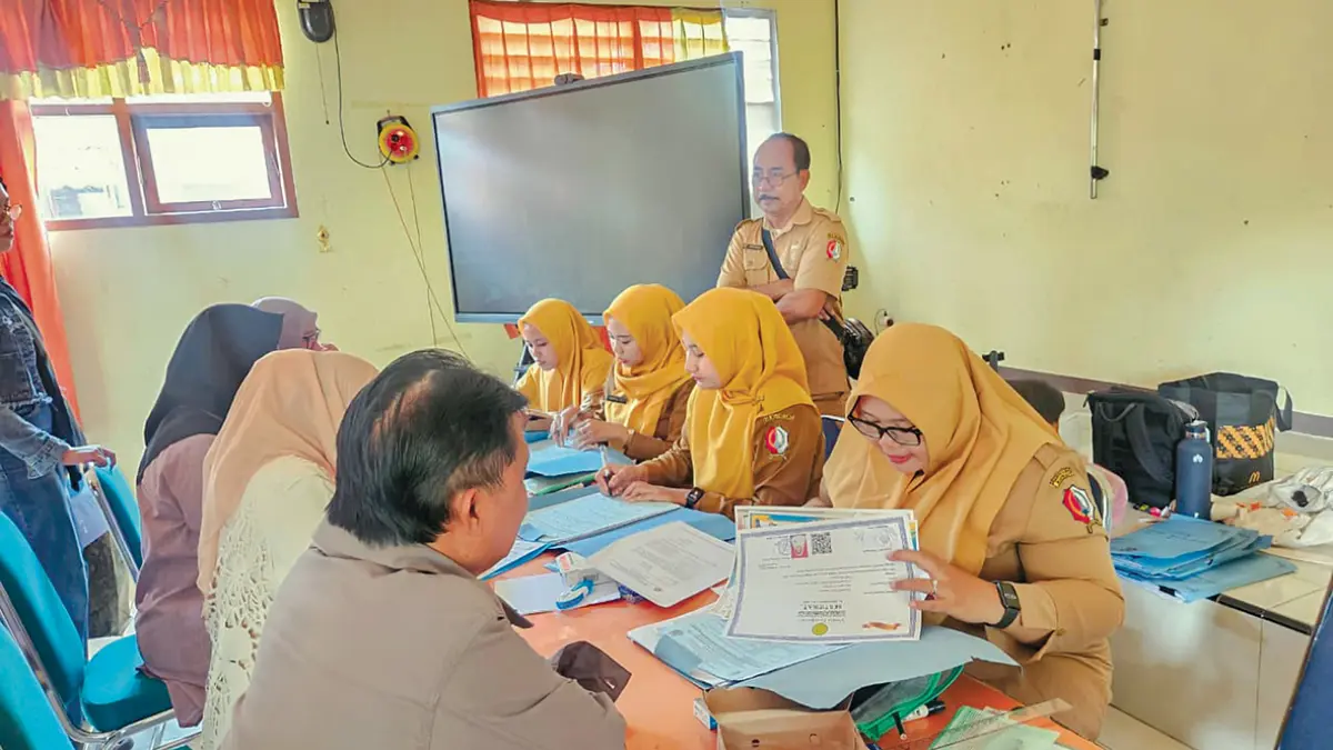 JALUR DOMISILI: Proses pendaftaran SPMB SMPN jalur domisili menyisakan total 728 pagu tak terisi, tersebar di 27 SMPN dari total 49 SMPN di Bojonegoro. (M. IRVAN RAMADHON/RADAR BOJONEGORO)