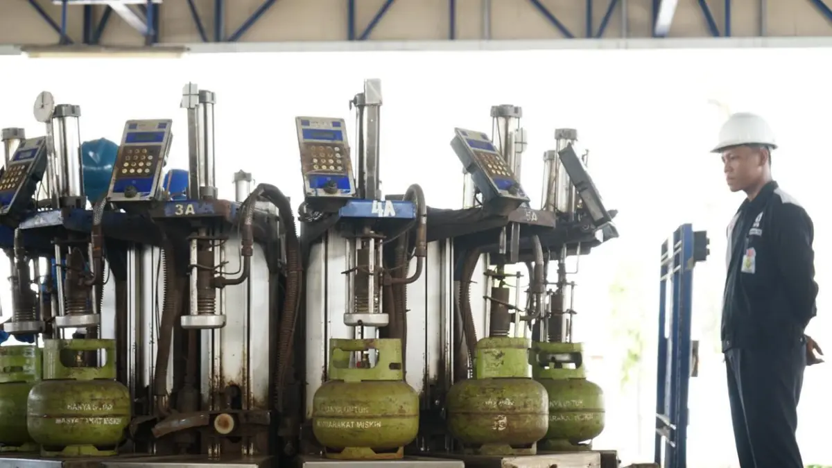 TAMBAH STOK: Selama libur panjang, pertamina patra niaga menyiapkan penyaluran fakultatif hingga 60 persen dari rata-rata penyaluran harian. Bojonegoro menerima tambahan 22,7 ribu tabung. Naik 50 persen dari rerata harian 45,5 ribu tabung. (YANA DWI KURNIYA WATI/RADAR BOJONEGORO)