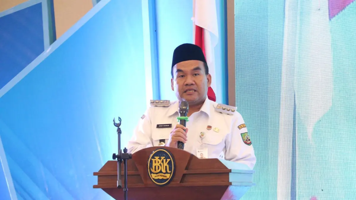 MEMBANGGAKAN: Bupati Blora Arief Rohma memberi apresiasi kinerja positif BPR BKK Blora yang menyabet TOP BUMD Bintang 4 (ISTIMEWA/RADAR BOJONEGORO)