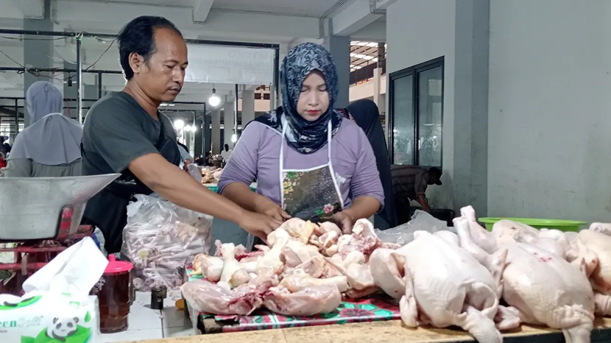 HARGA NAIK: Pedagang pasar sedang menata dagangan. Saat ini harga bahan pangan impor naik imbas naiknya kurs dolar terhadap rupiah. (YANA DWI K./RADAR BOJONEGORO)