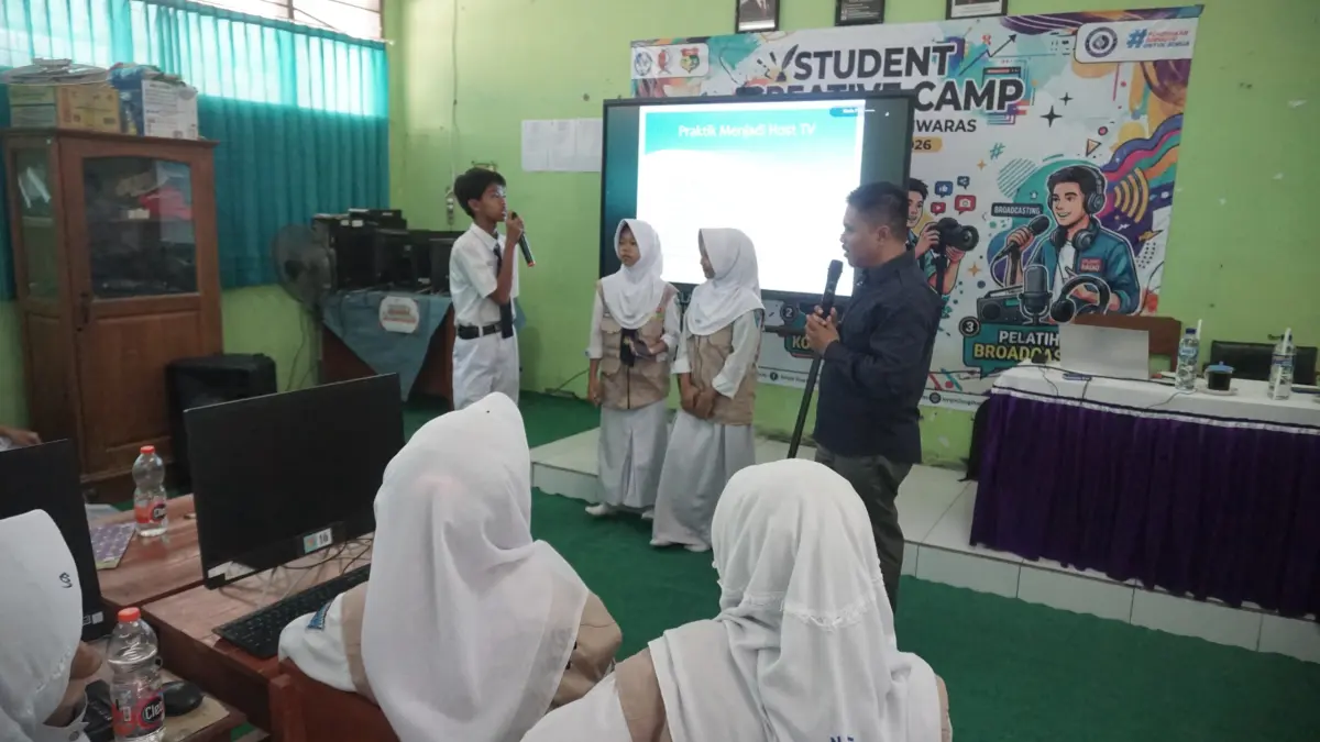 ANTUSIAS : Siswa SMPN 2 Sugihwaras memperagakan menjadi presenter atau host podcast bersama tim Radar Bojonegoro/YUAN EDO.