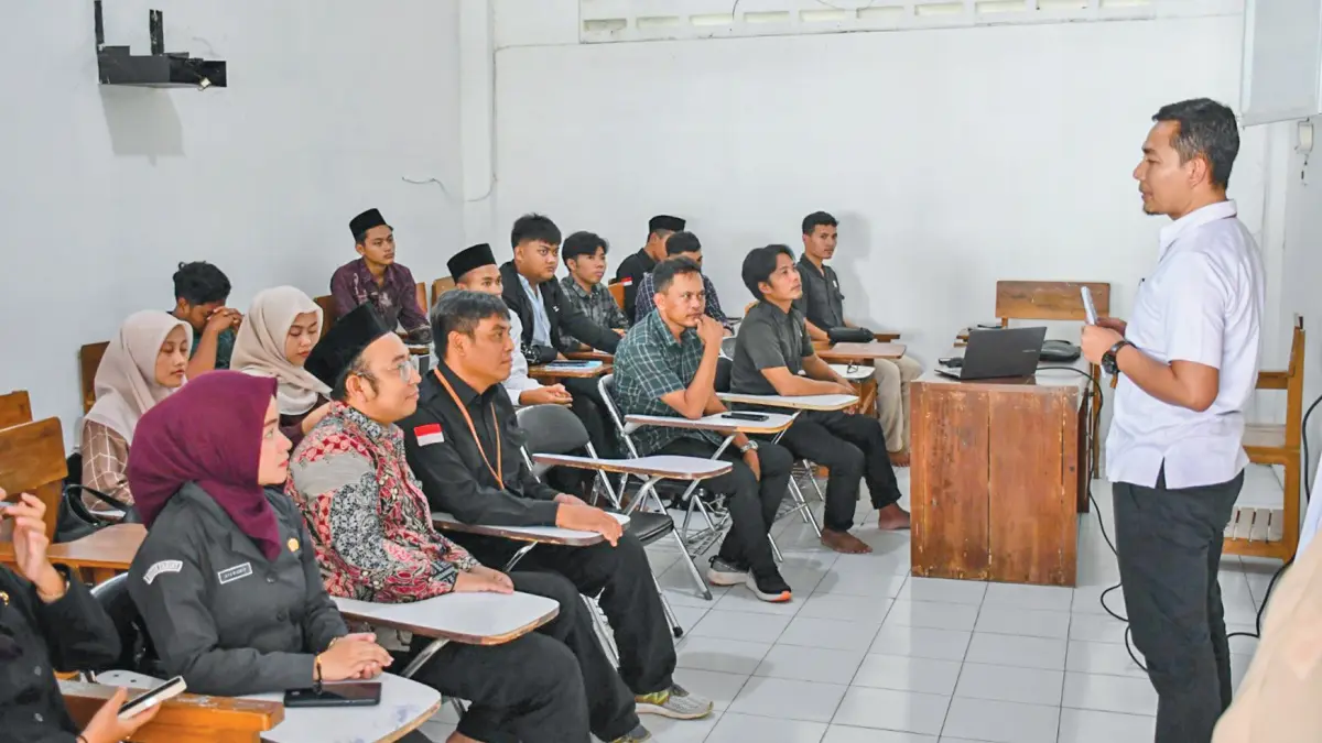 BERI EDUKASI: Ketua Bawaslu Kabupaten Blora Andyka Fuad Ibrahim saat mengisi  kelas demokrasi di IAI Khozinatul Ulum Blora. (ACHMAD SYAEROYZI/RDR.BJN)