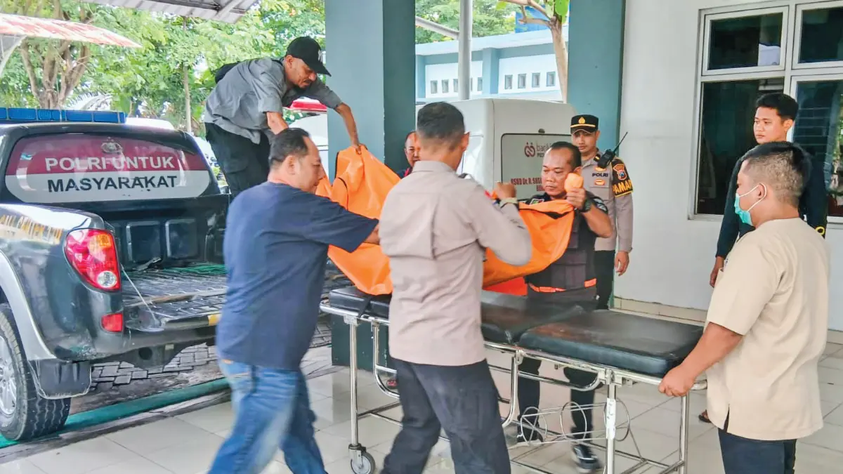 EVAKUASI: Petugas mengevakuasi korban perempuan dari hutan di Kecamatan Ngasem, polisi belum berhasil mengungkap identitas korban. (ISTIMEWA/RADAR BOJONEGORO)