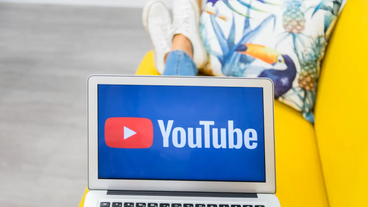 Ilustrasi foto laptop dan Youtube. (MAGNIFIC)
