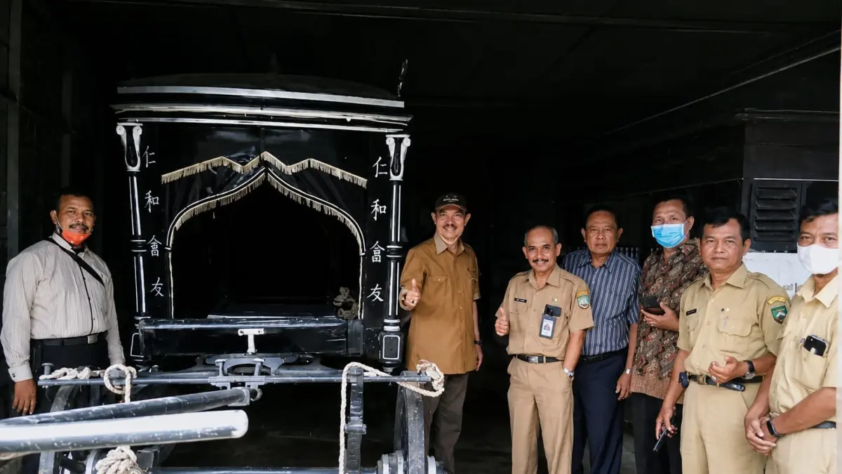 MENINJAU : Mantan Bupati Blora Yudhi Sancoyo (dua dari kiri) saat mengunjungi Leng Kie atau kereta jenazah di kompleks Klenteng Hok Tik Bio Blora beberapa tahun lalu. (Dok. Istimewa)