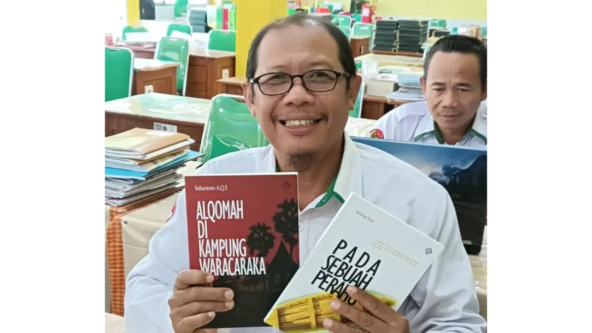 PRODUKTIF: Suharsono menunjukan dua buku karyanya. (ISTIMEWA/RADAR BOJONEGORO)