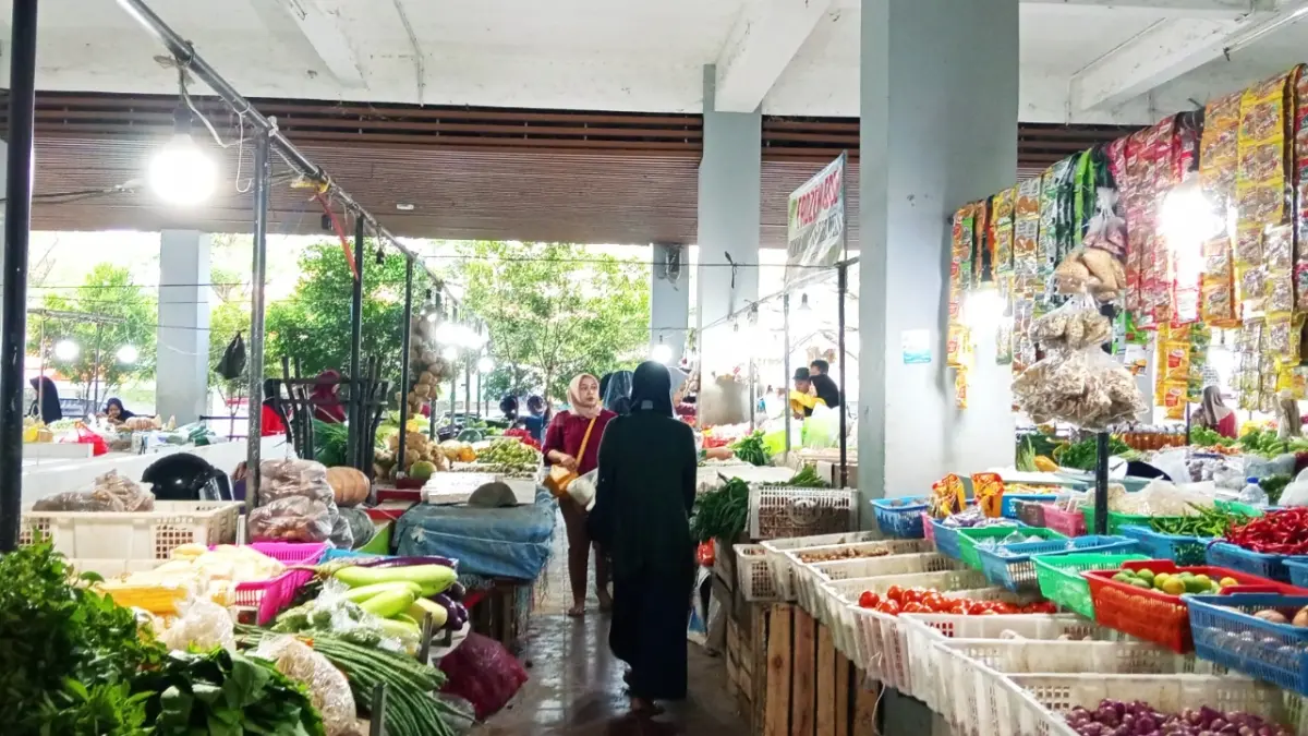 SEMENTARA : Suasana Pasar Wisata saat sore hari. Pedagang Pasar Kota akan menempati pasar ini selama pembangunan berlansung. (YANA DWI KURNIYA WATI/RADAR BOJONEGORO)