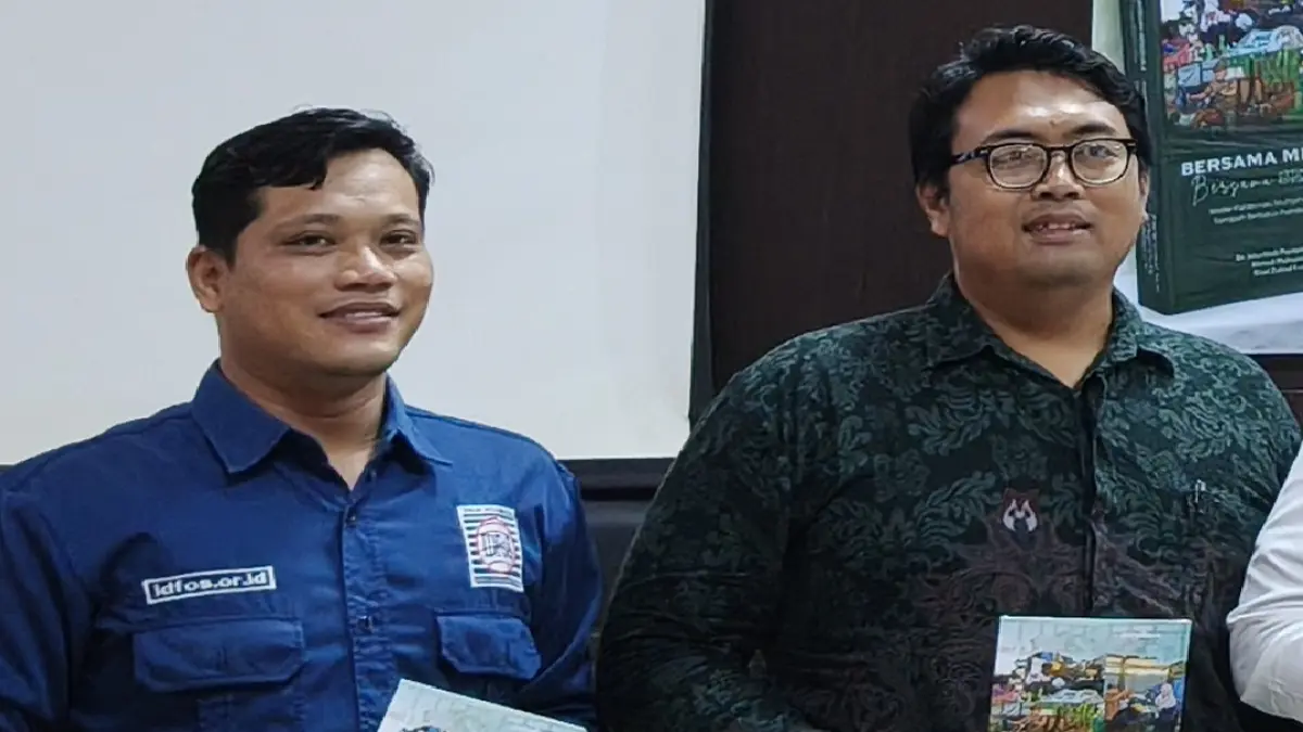 EDUKASI SAMPAH: Ahmad Muhajirin dan Rizal Zubad Firdausi menunjukkan karyanya buku tentang sampah. (IDFOS FOR RADAR BOJONEGORO)