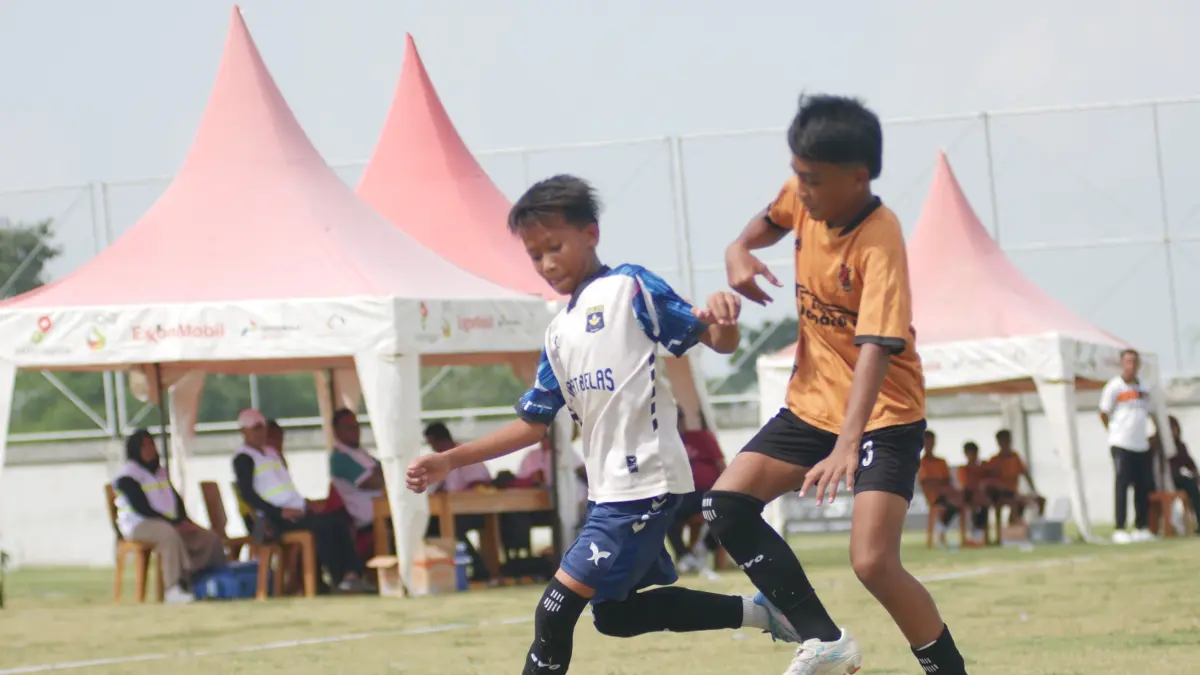 MENUJU PUTARAN NASIONAL: Partai final Liga TopSkor Bojonegoro antara Palembon FC dan HW Babat di Stadion Mini Gayam pada Minggu (17/5) lalu. Pertandingan sengit tersebut berhasil dimenangkan Palembon FC sekaligus mengamankan tiket ke putaran nasional. (ISTIMEWA/RADAR BOJONEGORO)