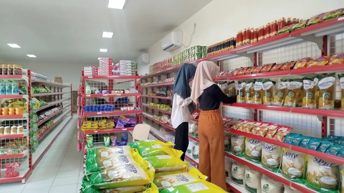BELUM LENGKAP: Beberapa rak di KDMP Purwosari masih kosong, serta penjualan beberapa produk masih menunggu instruksi dari PT Agrinas. (ACHMAD SYAEROYZI/RDR.BJN)

