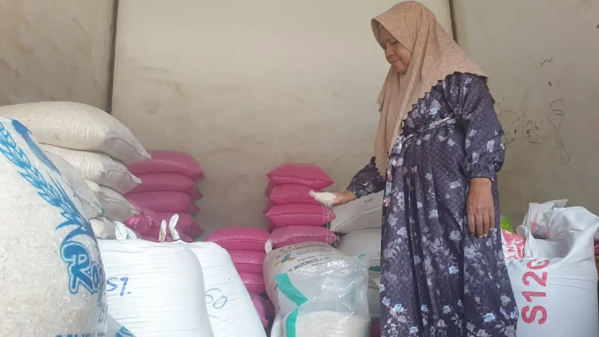 TAK NAIK: Harga beras di pasaran tidak mengalami kenaikan, meski harga gabah di sawah naik.&nbsp;(DEWI SAFITRI/RADAR BOJONEGORO)