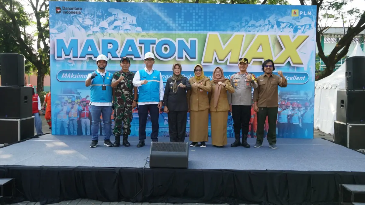 APEL MARATON MAX: Manager PLN UP3 Bojonegoro Danang Setiawan, bersama Wakil Bupati Bojonegoro Dra. Hj. Nurul Azizah, M.M, Perwakilan dari Polres Bojonegoro, Kodim 0813 Bojonegoro, DLH, Dinkes Kabupaten Bojonegoro, Dinas Perhubungan, serta Perum Perhutani KPH Bojonegoro saat Apel Maraton MAX di halaman Stadion Letjen H. Soedirman Bojonegoro, Selasa (19/5).