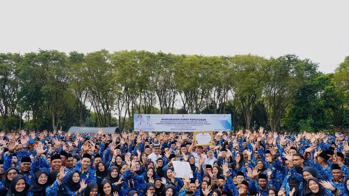 ABDI NEGARA: PPPK usai mendapat SK. Pemkab Bojoengoro sedang memproses lelang lika kepala OPD. (ISTIMEWA/RADAR BOJONEGORO)
