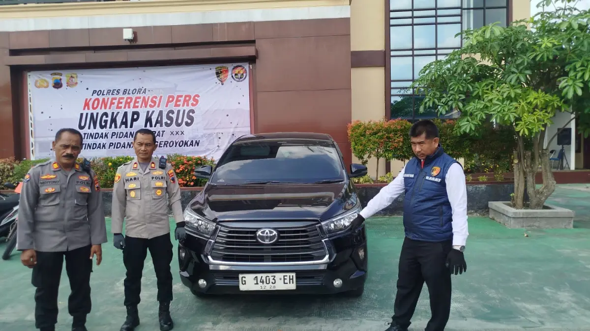 CURAT: Petugas kepolisian menunjukkan mobil yang digunakan pelaku pencurian rokok di Toko Bima Perkasa. (ACHMAD SYAEROYZI/RDR.BJN)