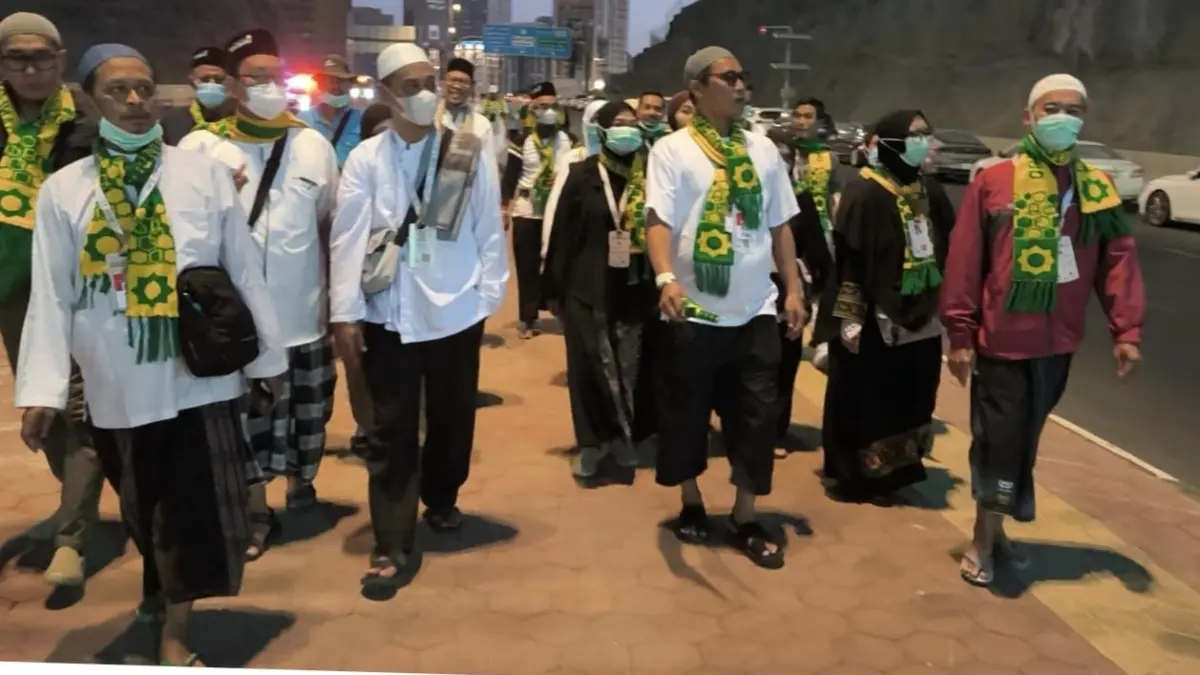 JAGA KESEHATAN: CJH Bojonegoro saat di Tanah Suci, diminta menjaga kesehatan, dan beribadah sunah setelah pundak haji. (ISTIMEWA/RADAR BOJONEGORO)
