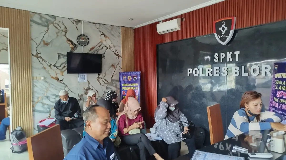 TERINDIKASI BERMASALAH: Nasabah Koperasi BMT Bus Blora yang tak bisa mencairkan tabungan dan depositonya melapor ke SPKT Polres Blora. (ACHMAD SYAEROYZI/RDR.BJN)