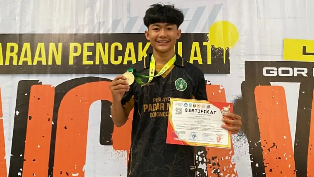 PENDEKAR: Sebastian Santoso berhasil meraih Juara 1 Tanding Kelas B pada Kejuaraan Pencak Silat Ngawi Championship IV 2026. (ISTIMEWA/RADAR BOJONEGORO)