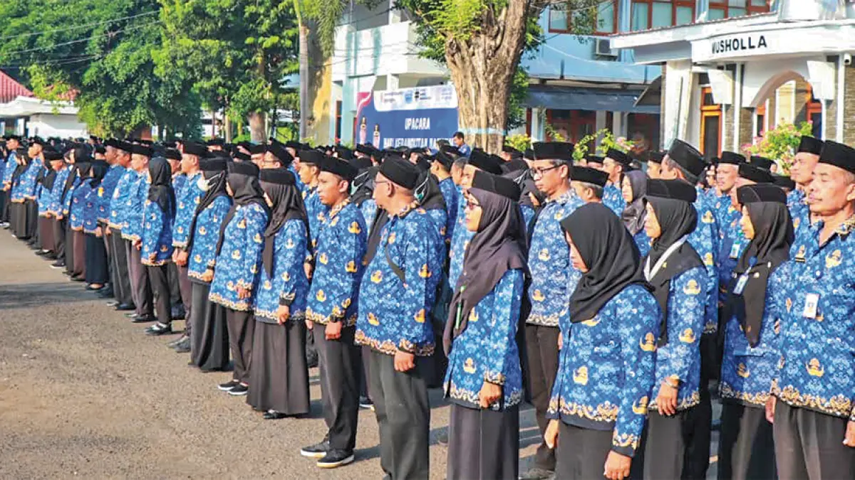 ABDI NEGARA: ASN di lingkup Pemkab Bojonegoro saat upacara Hari Kebangkitan Nasional. Pemkab memastikan belanja pegawai di bawah 30 persen dari APBD. (YANA DWI KURNIYA WATI/RADAR BOJONEGORO)