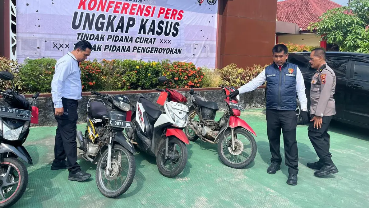 BARANG BUKTI: Petugas kepolisian menunjukkan sejumlah barang bukti dari komplotan pelaku penganiayaan di wilayah Cepu. (RAHUL OSCARRA DUTA/RDR.BJN)