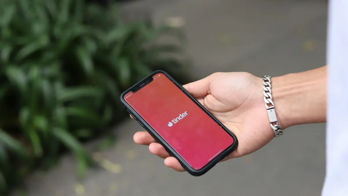 CARI JODOH: Banyak orang modal nekat cari jodoh di Tinder.