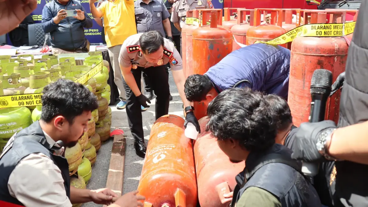 Kesejahteraan guru bukan aparatur sipil negara (ASN) masih mengkhawatirkan. Ratusan guru madrasah swasta pun menggelar aksi di depan gedung utama MPR/DPR RI, Senayan, Jakarta Pusat pada Rabu (20/5). (M. IRVAN RAMADHON/RADAR BOJONEGORO)
