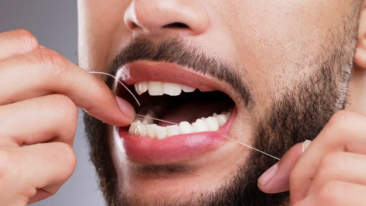 RAWAT GIGI: Penggunaan dental floss untuk merawat gigi di rumah.