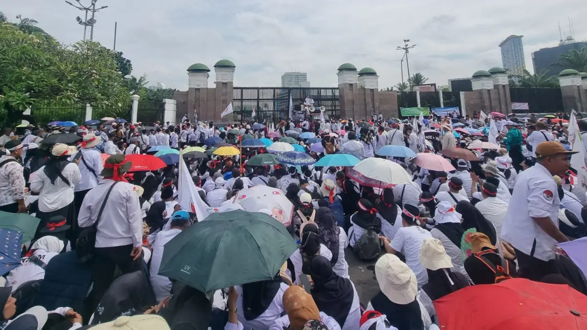 SAMPAIKAN ASPIRASI: Ratusan guru swasta menggelar aksi di depan gedung utama MPR/DPR RI, Senayan, Jakarta Pusat Rabu (20/5). (ISTIMEWA/RADAR BOJONEGORO)