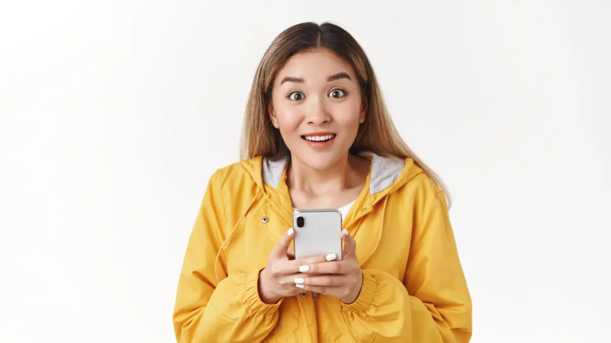 Ilustrasi perempuan dan smartphone. (MAGNIFIC) 