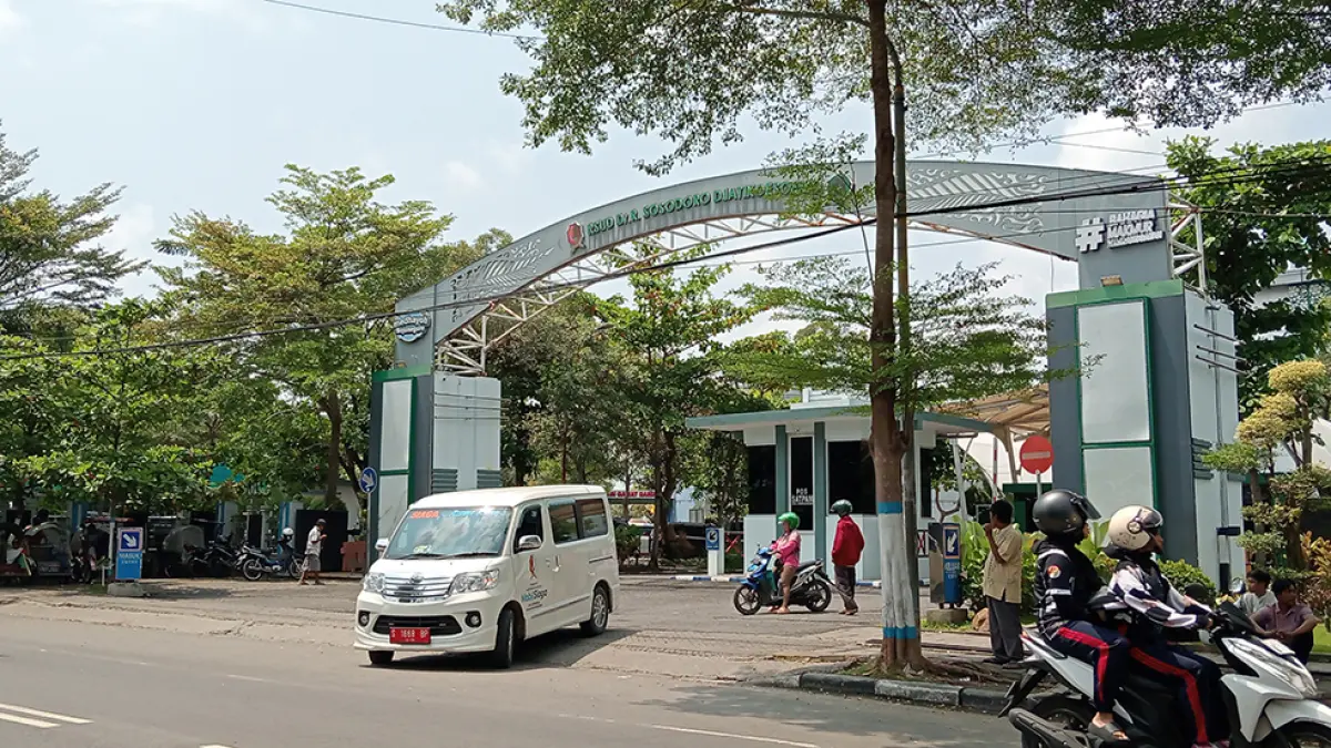 GERBANG RSUD: RSUD Sosodoro Djatikoesoemo dipastikan sudah mengimplementasi RME, di Bojonegoro menyisakan RSUD Kepohbaru. (YANA DWI KURNIYA WATI/RADAR BOJONEGORO)