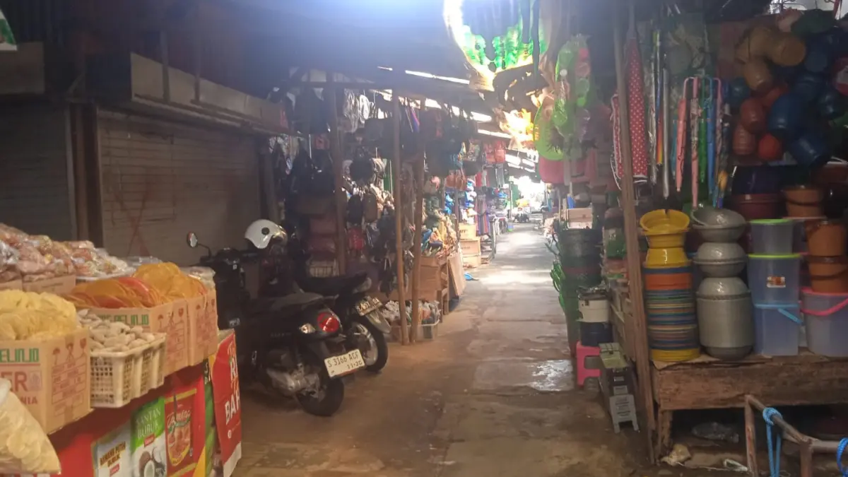 BELUM PASTI : Suasana Pasar Kota saat ini yang sepi pembeli. Sejumlah pedagang tidak mau menempati Pasar Wisata karena ditempatkan di lantai atas. (IRVAN RAMADHON/RADAR BOJONEGORO)