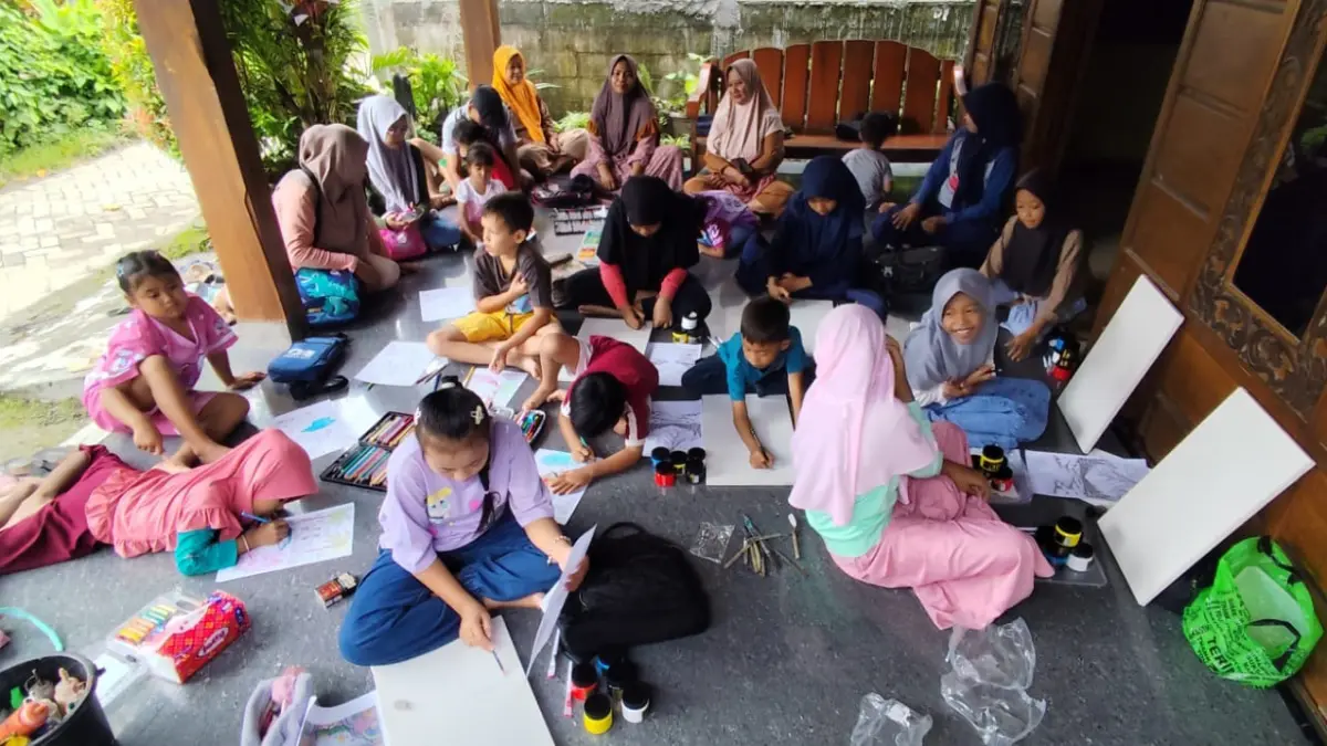 CERIA : Anak-anak sedang belajar melukis di Sanggar Dort Art di Desa Blimbinggede, Kecamatan Ngraho. (YANA DWI KURNIYA WATI/RADAR BOJONEGORO)