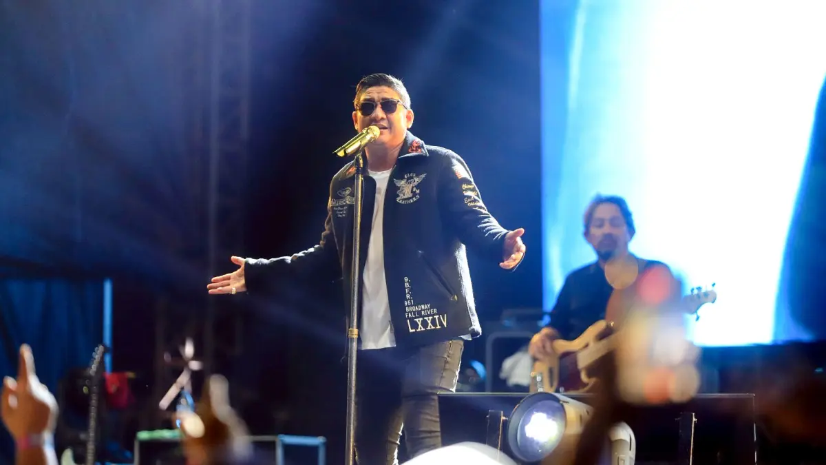 MERIAH: Penampilan Band Ungu di Stadion H Letjend Soedierman Sabtu malam berhasil membius ribuan penonton. (M.NURCHOLIS/RADAR BOJONEGORO)