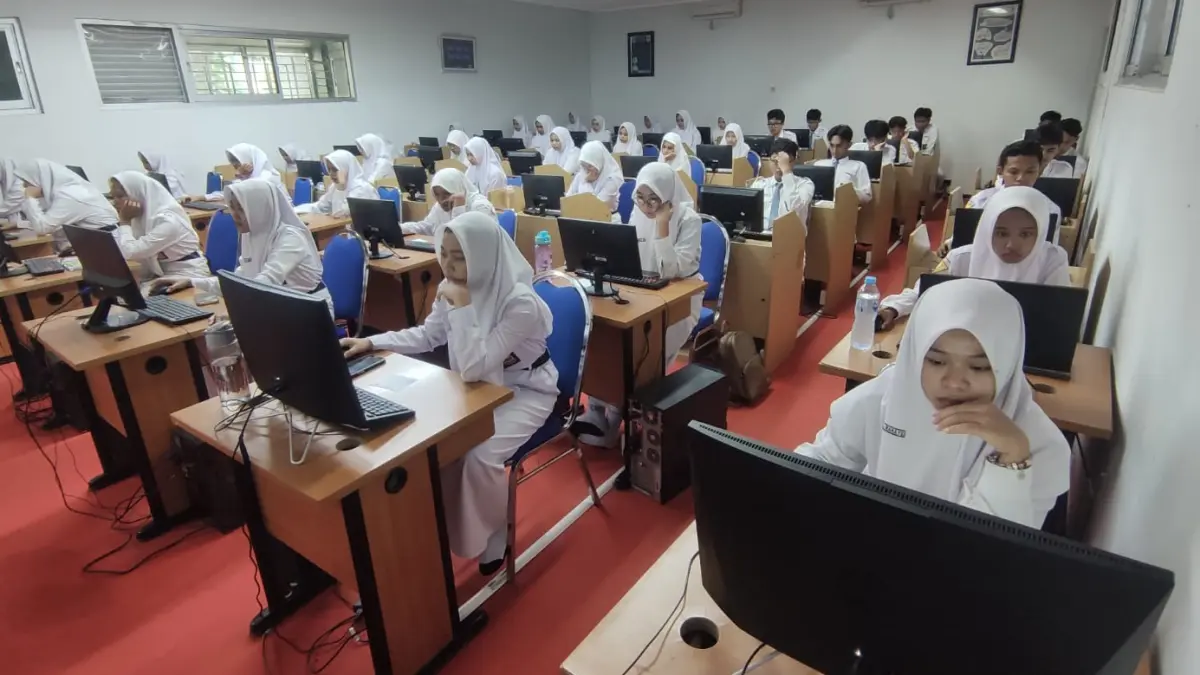 PERSIAPAN : Siswa SMA di Bojonegoro tengah mengikuti ujian. Minggu ini SPMB SMA/SMK mulai pengambilan PIN. (IRVAN RAMADHON/RADAR BOJONEGORO)