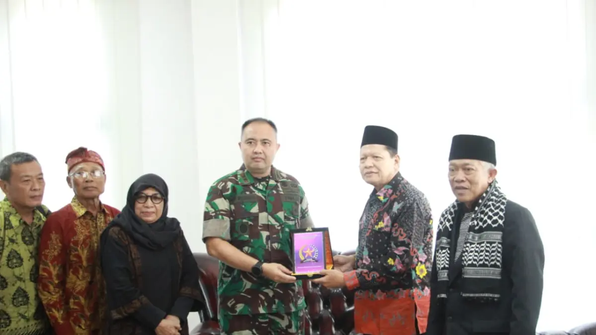 SILATURAHIM: Dandim 0813 Bojonegoro Letkol Inf Dedy Dwi Wijayanto, S.T. (tengah) menerima cinderamata dari Ketua FKUB Bojonegoro M. Hanafi.