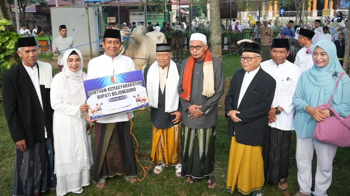 BERKURBAN: Bupati Setyo Wahono menyerahkan sapi kurban dai Masjid Agung Darussalam. (ISTIMEWA/RADAR BOJONEGORO)