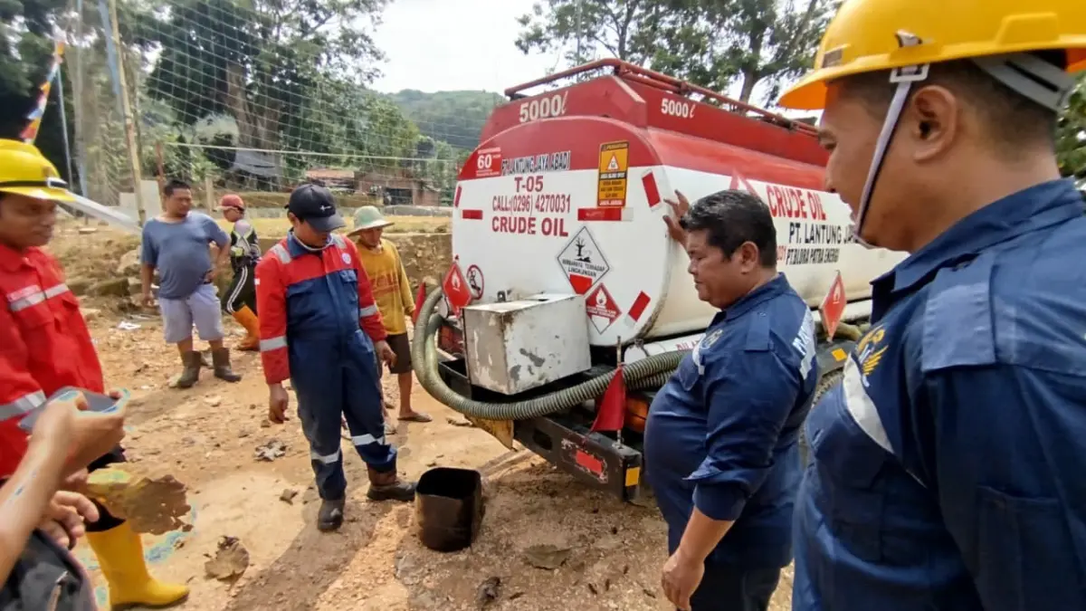 KEMBALI BERJALAN: Sampel minyak sebanyak 5 ribu liter dari sumur minyak di Desa Gandu bakal dikirim ke Pertamina. (ACHMAD SYAEROYZI/RDR.BJN)