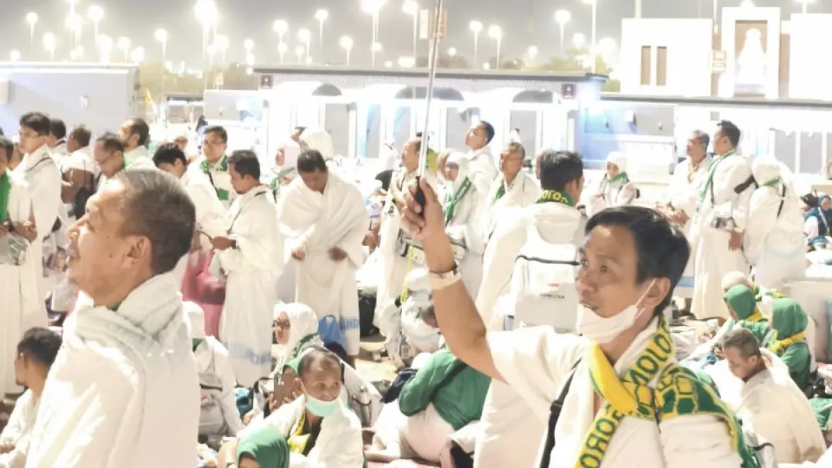 LEMPAR JUMRAH: Jemaah haji Bojonegoro saat persiapan lempar jurmah (ISTIMEWA/RADAR BOJONEGORO)