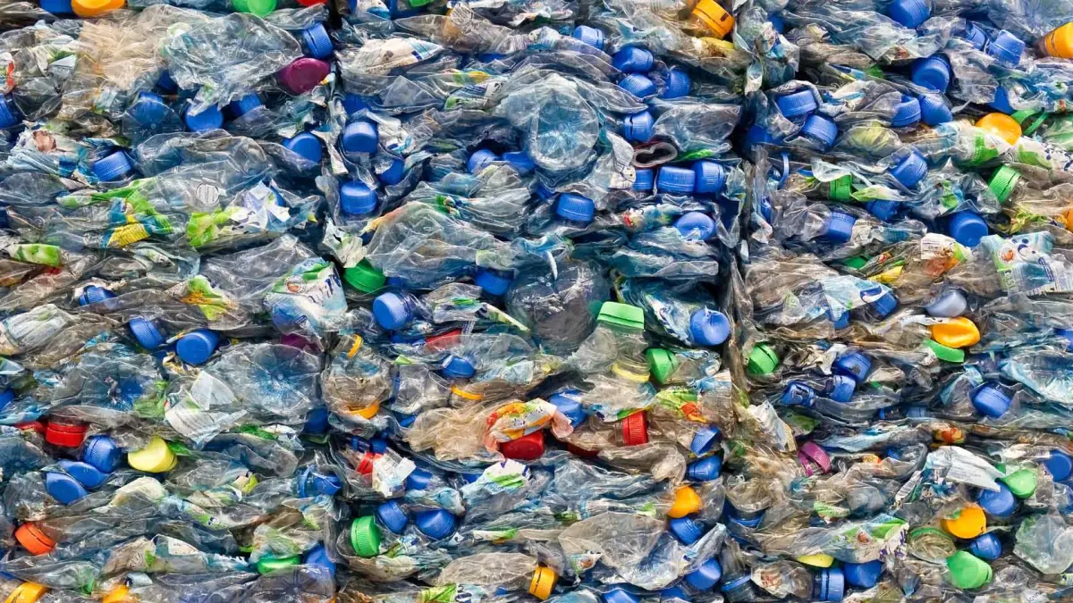 PLASTIK: Bahan dasar plastik bukan karet, melainkan minyak bumi yang mengakibatkan plastik sangat sulit terurai.