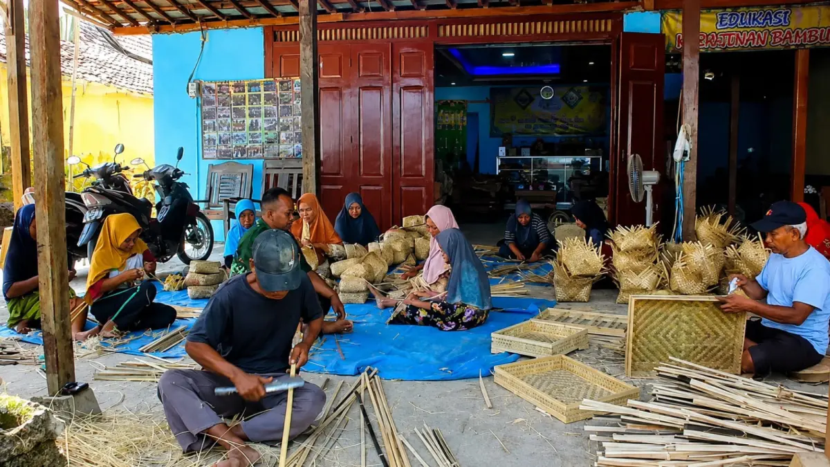 PERMINTAAN MENINGKAT: Perajin besek di Desa Kedungsatrian, Kecamatan Ngawen menerima banyak pesanan besek untuk kebutuhan tempat daging kurban. (ACHMAD SYAEROYZI/RDR.BJN)